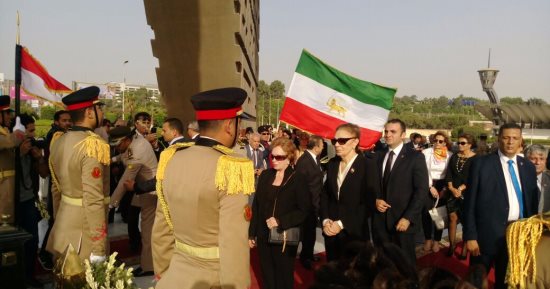 فرح ديبا وجيهان السادات تضعان أكاليل الزهور على قبر الرئيس الراحل والجندى المجهول