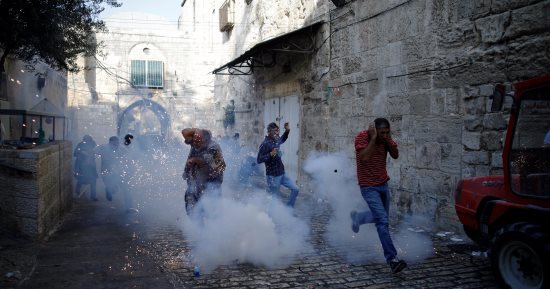بالصور.. إصابة 37 فلسطينياً فى اعتداءات قوات الاحتلال على المصلين بـ"الأقصى" 