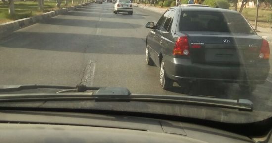 مواطن يرصد سيارة بدون لوحات معدنية أثناء مرروها فى العاشر من رمضان