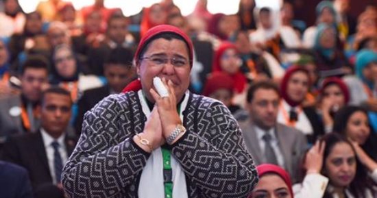 بكاء والدة ياسين الزغبى بمؤتمر الشباب يلفت الأنظار.. ووالده: دموعها لم تجف