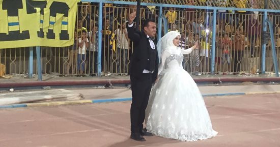 بالصور.. عروسان يحتفلان بزفافهما فى مباراة الإسماعيلى الودية