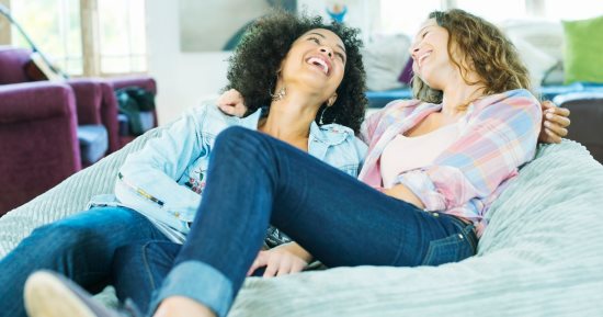 الصداقة مهمة للتوازن النفسى للمرأة
