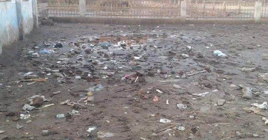 شكوى من تراكم القمامة ومياه الصرف بملعب مركز شباب ميت غزال بالغربية