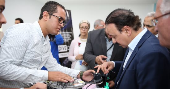 وزير الاتصالات: إقامة مجمعين صناعيين ومراكز اعتماد جودة بالسادات وبنى سويف