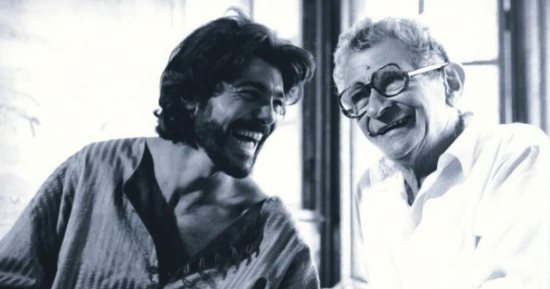 خالد النبوى ينشر صورة مع المخرج الراحل يوسف شاهين فى كواليس فيلم المصير