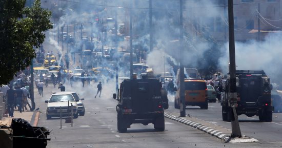 مقدسيون ينظمون مسيرات حاشدة فى القدس ووقفات احتجاجية على بوابات الأقصى