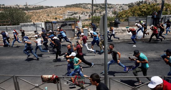 قوات الاحتلال تحتجز طاقم تلفزيون فلسطين وتمنعه من تغطية الأحداث بالخليل
