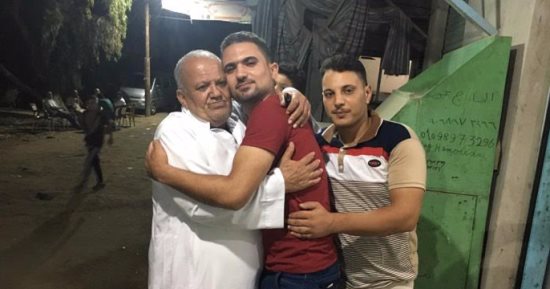 بالصور.. فرحة بكفر الشيخ لعودة شاب لأسرته بعد 21 عامًا من اختفائه بالعراق