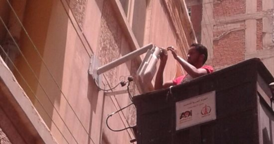 تركيب كشافات موفرة لمركز باريس بالوادى الجديد بتكلفة مليون و200 ألف جنيه