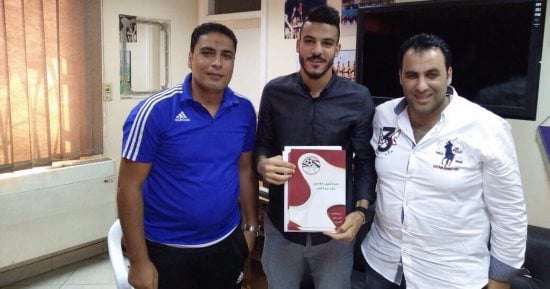 بالصور.. شكرى نجيب يوقع عقود انتقاله للمقاولون