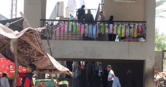 بالصور.. شكوى من فوضى الباعة وتراكم القمامة بكوبرى مزلقان نجع حمادى 