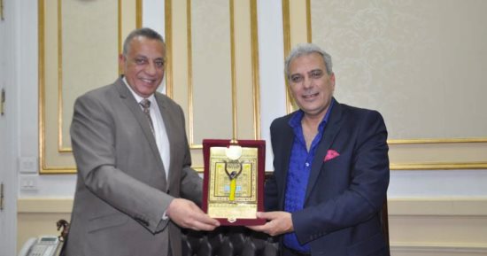 محافظ الجيزة يكرم جابر نصار تقديرا لإنجازاته فى جامعة القاهرة