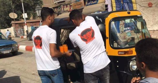 بالصور.. "شباب الخير" بالبلينا يوزعون العصائر بسبب ارتفاع درجات الحرارة