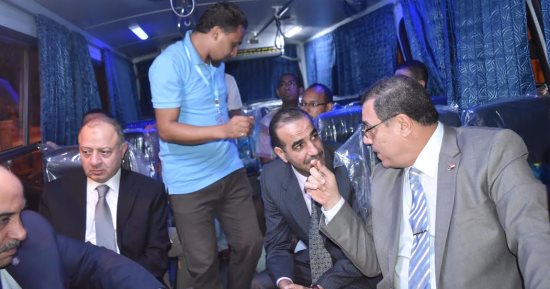 محافظ الفيوم يعطي إشارة بدء التشغيل التجريبي للميني باص الذكي