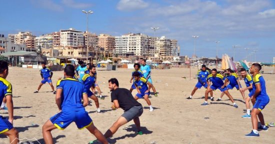بالصور.. المصرى يتدرب على شاطئ البحر استعداداً للزمالك فى الكأس