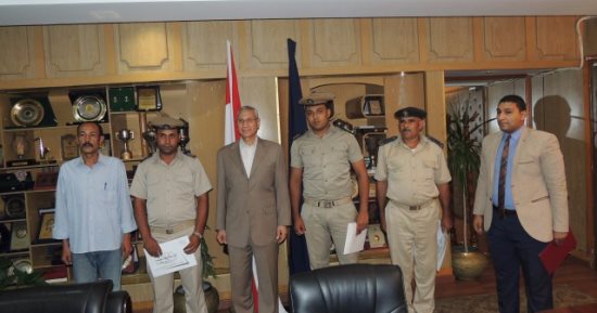 مدير أمن المنيا يكرم ضباطا وأفراد أمن لنجاحهم فى ضبط أسلحة وتشكيلات عصابية 