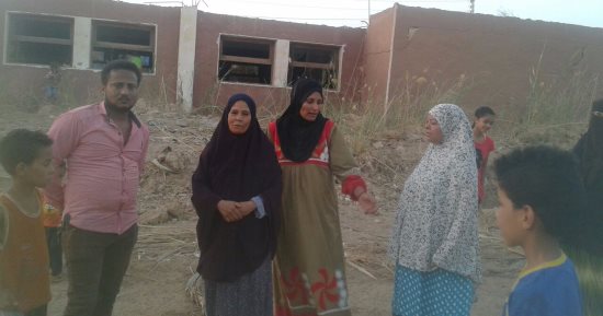 بالفيديو والصور.. أهالى منطقة إيواء الداخلة بالوادى الجديد يتضررون من مزرعة مهجورة