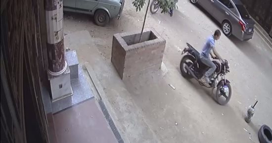 بالفيديو.. لص يسرق دراجة نارية نهارا بمنطقة الهرم فى الجيزة
