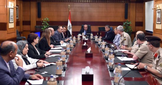 بالصور.. رئيس الوزراء يتابع إجراءات عملية الشراء الموحد للأجهزة والمستلزمات الطبية