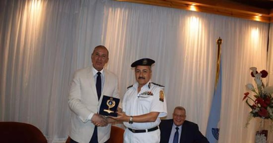 بالصور.. محافظ البحر الأحمر يكرّم مدير الأمن السابق