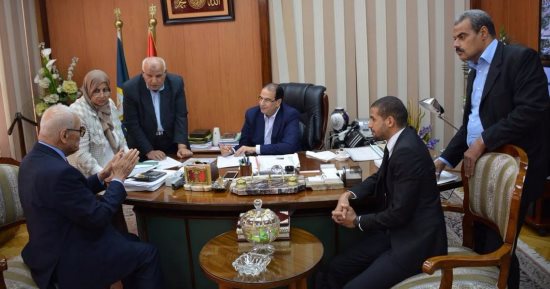 محافظ الدقهلية يلتقى بمسئولى شركة صينية لتنفيذ القطار المكهرب
