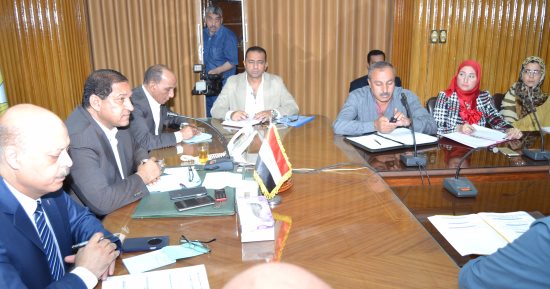 بالصور.. محافظ الغربية يناقش مشكلات الإسكان والأبنية التعليمية مع المسئولين