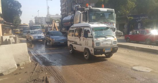 بالصور.. مرور القاهرة يشرف على أعمال إصلاح كسر ماسورة مياه رئيسية بشارع شبرا