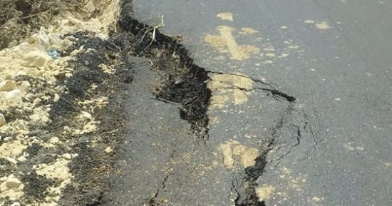 بالصور ..انهيار طريق الحامولى بالفيوم بعد أيام من رصفه