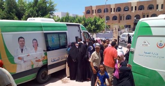 بالصور.. قافلة جامعة الأزهر الطبية توقع الكشف على 1150 حالة مرضية بالطور