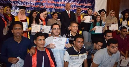 محافظ البحر الأحمر يكرم أوائل الطلاب على مستوى المحافظة 