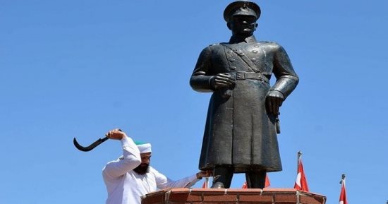 بالفيديو.. مواطن تركى يهاجم تمثال "أتاتورك" بسلاح أبيض