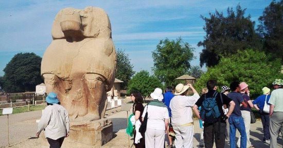 بالصور .. وفد سياحى متعدد الجنسيات يزور المعالم الأثرية بتونا الجبل بالمنيا