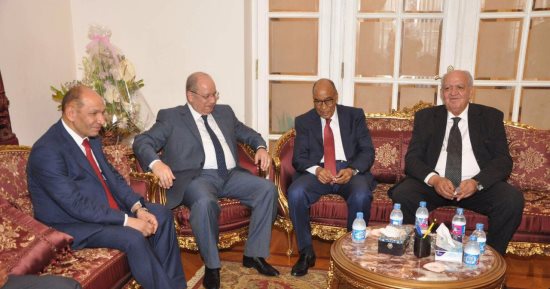 بالصور.. وزيرا الرياضة والثقافة يزوران "أبوالعزم" لتهنئته برئاسة مجلس الدولة