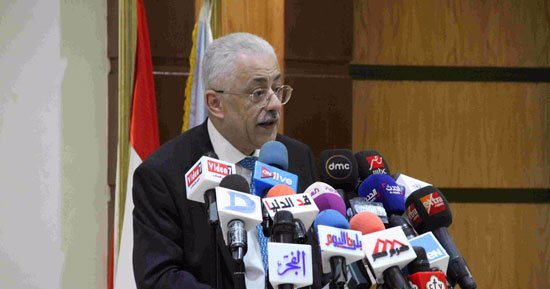 امتحان كيمياء الدور الثانى يرسم الفرحة على وجوه طلاب الثانوية العامة.. طلاب: "حلينا مع بعض واللجان سايبة".. عمليات التعليم: ضبط 18 حالة غش بالمحمول وسماعات بلوتوث.. رئيس الامتحانات: لم يستفيد أى طالب من الغش