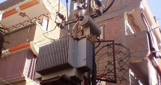 بالصور.. أهالى قرية البطاخ بسوهاج يشكون تواجد محول كهرباء بين المنازل