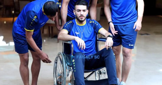 شاهد.. مبادرة طيبة من لاعبى الفيصلى لتخفيف آلام الصليبى عن نجم الفريق
