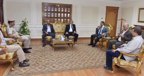 بالصور .. محافظ أسيوط يقدم التهنئة لمدير الأمن الجديد 