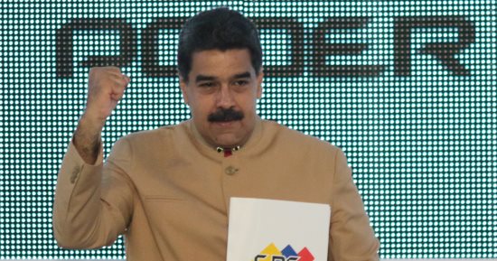 بالصور.. رئيس فنزويلا يتحدى العقوبات الأمريكية