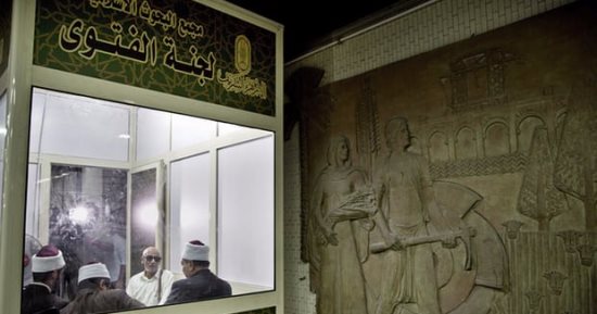 جارديان: أكشاك الفتاوى فى المترو تلقى شعبية .. وشيخ: تلقينا 1500 سؤال 