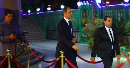 بالفيديو..أبو الغيط وعلاء يوسف وجمال مبارك فى عزاء والدة نبيل فهمى
