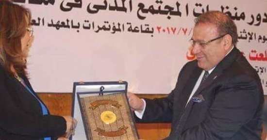 بالصور.. تكريم وزيرة التضامن بمؤتمر "دور منظمات المجتمع فى مكافحة الفساد"