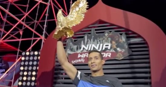 محمد رمضان يهدى صقر "Ninja Warrior" الذهبى لمصر