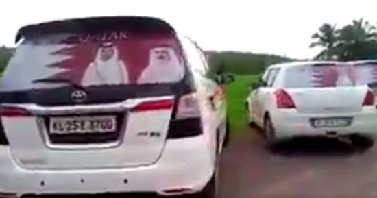 بالصور.. "المؤيد الهندى" آخر حيل "تميم" لاحتواء غضب شعبى قريب بقطر.. المعارضة: النظام سلّم هنود سيارات بملصقات تحمل صور "أمير الإرهاب" لتنظيم مسيرات.. وتجمعات العمالة الآسيوية المدفوعة تكشف حجم خوف "الحمدين"