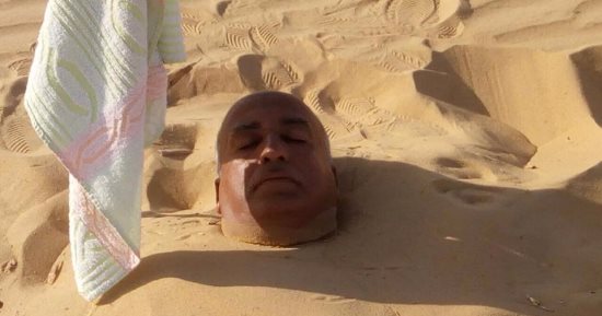 بالصور.. مدير سياحة الوادى الجديد ينفذ جلسة علاجية للترويج للعلاج بالدفن