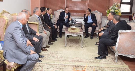 بالصور .. محافظ بنى سويف يستقبل وزير الإسكان لتسليم عقود وحدات للمواطنين