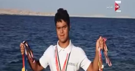 ننشر أول فيديو للسباح المصرى محمد الحسينى ومحاولته عبور المانش صباح اليوم
