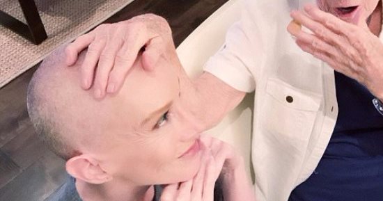 بالصور.. تعرف على النجمة التى "حلقت" شعرها تماما لدعم شقيقتها مريضة السرطان