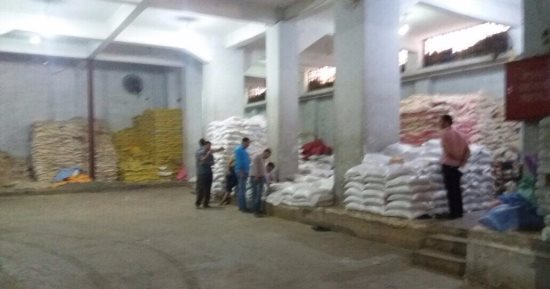 ضبط سلع غذائية منتهية الصلاحية ومستحضرات تجميل وسجائر مجهولة المصدر بمطروح