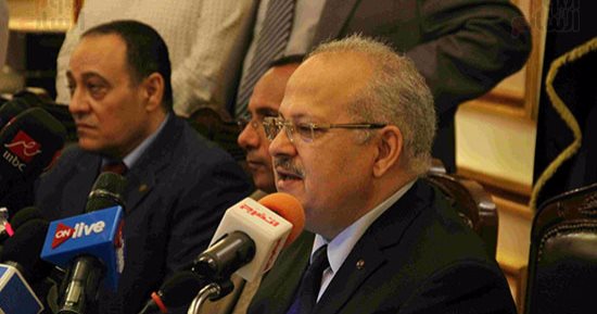 بالصور.. بدء مؤتمر رئيس جامعة القاهرة الجديد بدقيقة حداد على شهداء الجيش والشرطة