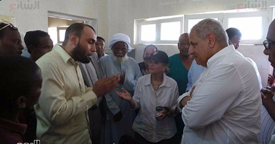 بالصور.. "محلب" يستجيب لأهالى النوبة ويزور وحدة صحية بأسوان
